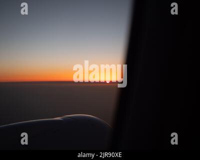 Volo da Palermo a Zurigo al tramonto Foto Stock