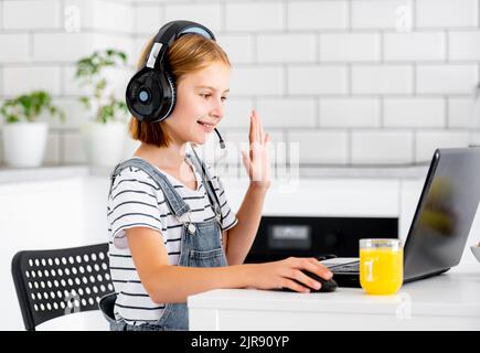 Ragazza pre-teen sulla lezione online Foto Stock