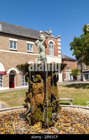 Una fontana nel villaggio di Poundbury nel Dorset Inghilterra Foto Stock