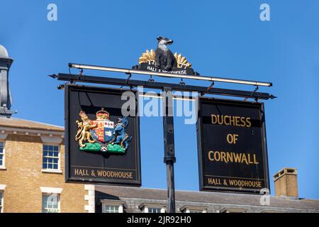 Duchessa di Cornwall Inn Sign, Queen Mother Square, Poundbury, Dorchester, Dorset, Inghilterra Foto Stock