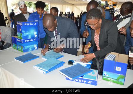 Nairobi, Kenya. 22nd ago, 2022. I consigli del capo dell'opposizione veterano keniota Raila Odinga organizzano documenti di petizione presso i tribunali di legge di Milimani a Nairobi, Kenya, 22 agosto 2022. Il capo dell'opposizione del veterano keniota Raila Odinga lunedì ha presentato una petizione alla Corte Suprema per contestare il risultato annunciato la scorsa settimana dal capo dell'organo elettorale del paese delle elezioni presidenziali del 9 agosto, dove il suo rivale più vicino e vice presidente seduto William Ruto è stato dichiarato vincitore. Credit: Charles Onyango/Xinhua/Alamy Live News Foto Stock