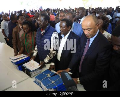 Nairobi, Kenya. 22nd ago, 2022. Il veterano keniota leader dell'opposizione Raila Odinga (3rd R, davanti) e il suo compagno di corsa Martha Karua (4th R, davanti) appaiono ai Milimani Law Courts di Nairobi, Kenya, 22 agosto 2022. Il capo dell'opposizione del veterano keniota Raila Odinga lunedì ha presentato una petizione alla Corte Suprema per contestare il risultato annunciato la scorsa settimana dal capo dell'organo elettorale del paese delle elezioni presidenziali del 9 agosto, dove il suo rivale più vicino e vice presidente seduto William Ruto è stato dichiarato vincitore. Credit: Fred Mutune/Xinhua/Alamy Live News Foto Stock