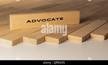 Avvocato scritto su superficie di legno. Concetto creato da bastoni di legno. Foto Stock