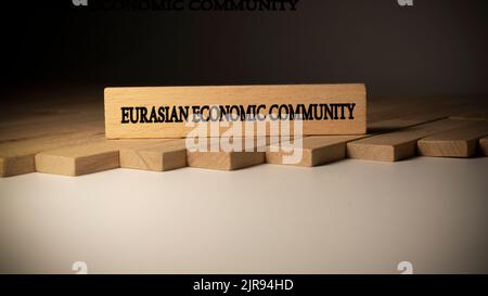 La comunità economica eurasiatica è scritta su una superficie di legno. Concetto creato da bastoni di legno Foto Stock