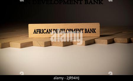 Banca africana di sviluppo scritta su superficie di legno. Concetto creato da bastoni di legno Foto Stock