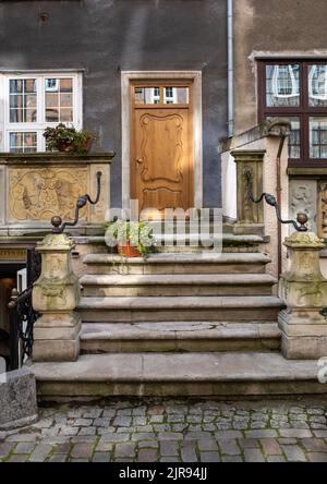 Gdansk, Polonia - 6 settembre 2020: Ingresso alla vecchia casa di Mariacka Street a Gdansk Foto Stock