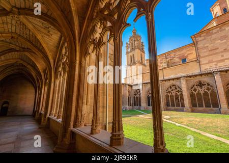 Los Arcos, Spagna. Agosto 8, 2022. Vista sul chiostro di Santa Maria costruito nel 16th ° secolo Foto Stock