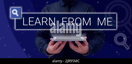 Testo che mostra ispirazione Impara da me. Word scritto su Segui il mio lead e gli esempi che sono un mentore per qualcun altro uomo che tiene Un tablet che proietta A. Foto Stock