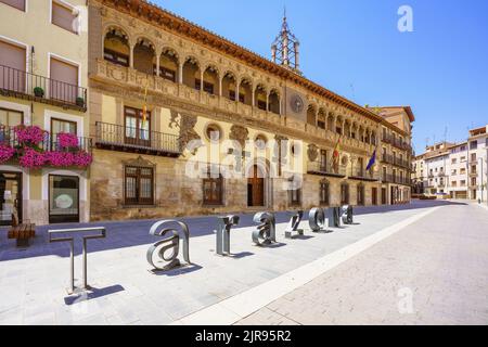 Tarazona, Spagna. Agosto 2, 2022. Vista del municipio, edificio storico del 16th ° secolo Foto Stock