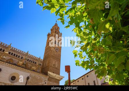 Vista dal basso angolo del campanile della Cattedrale di Tarazona, costruito in stile mudejar Foto Stock