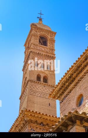 Vista ad angolo basso di un campanile in stile mudejar a Tarazona, Spagna Foto Stock