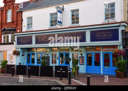 Holywell, Flintshire, Regno Unito: 14 agosto 2022: J D Wetherspoon gestire un pub casa libera, la Croce del mercato, a Holywell Foto Stock