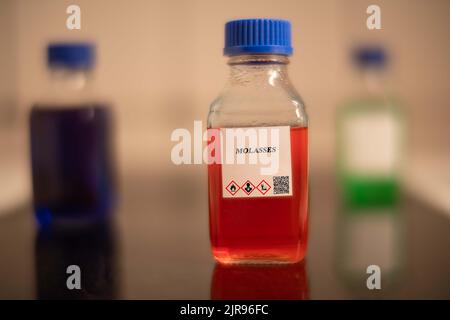 Biocarburante in laboratorio chimico in bottiglie di vetro melassa Foto Stock