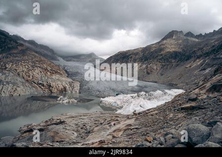 Il ghiacciaio Rhône è un ghiacciaio delle Alpi svizzere, la sorgente del fiume Rhône e uno dei principali contributori del lago di Ginevra. Foto Stock