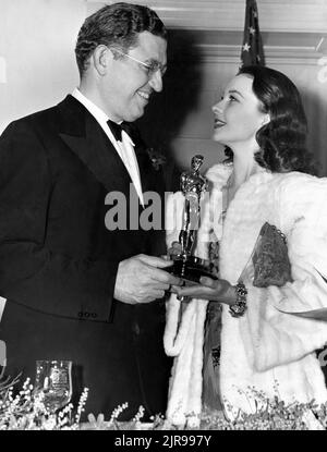 Il produttore DAVID O. SELZNICK e VIVIEN LEIGH con il suo miglior attrice Oscar per il 1939 per la sua performance come Scarlett o'Hara in GONE WITH THE WIND al 1940 Academy Awards il 29th febbraio al Coconut Grove dell'Ambassador Hotel di Los Angeles Foto Stock