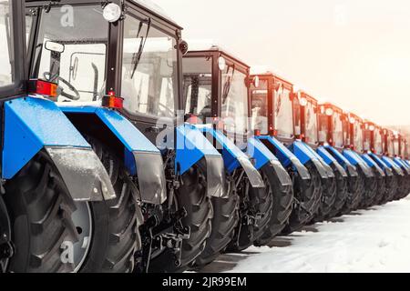 Molti trattori diversi in fila alla fiera agricola per la vendita Outdoor.Equipment for Agriculture.Heavy macchine industriali presentati a. Foto Stock