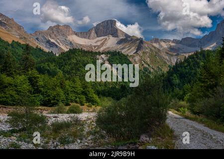 Bella vista delle montagne a lus la croix haute, nel drome delle alpi francesi, vacanze avventura . Foto Stock