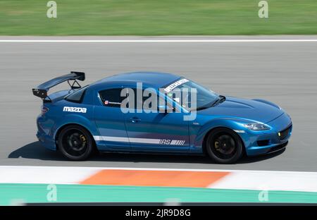 Una macchina sportiva giapponese blu Mazda RX-8 su una pista da corsa Foto Stock