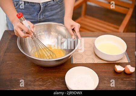 Frullino elettrico nel recipiente di miscelazione con burro e farina Foto  stock - Alamy