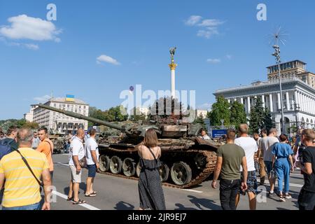 Mostra di attrezzature militari russe bruciate distrutte a Khreschatyk. Carro armato, portatore di personale blindato e popolo ucraino per strada durante la guerra con la Russia. Ucraina, Kiev - 21 agosto 2022. Foto Stock