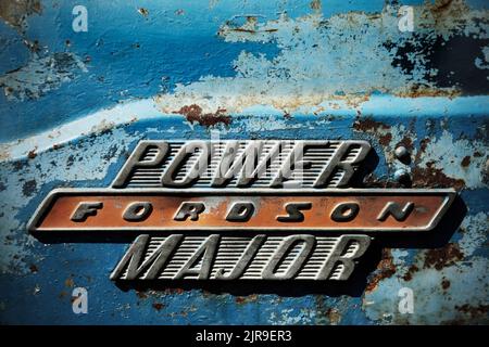 Logo del costruttore sul lato del trattore principale Fordson Power vintage. Foto Stock