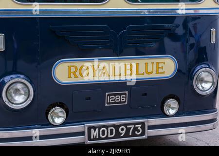 Logo Royal Blue e luci di fronte al vecchio pullman d'epoca Foto Stock