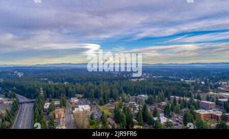 Monte Rainier visibile da sopra Lacey, Washington Foto Stock