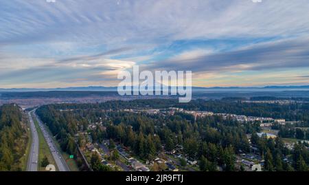 Monte Rainier visibile da sopra Lacey, Washington Foto Stock