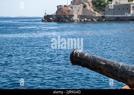 Museruola di cannone medievale sullo sfondo del porto mediterraneo Foto Stock