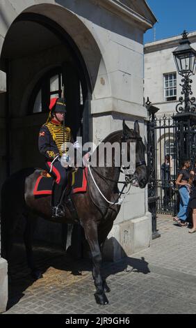 Soldato femminile della Royal Horse Artillery della truppa del Re in servizio a Whitehall, Londra Foto Stock