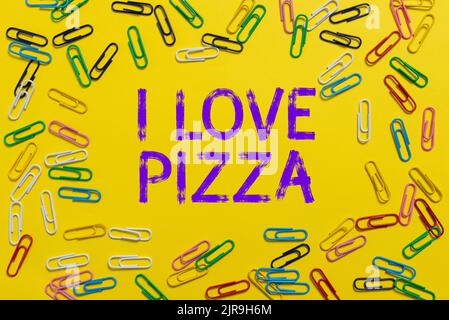 Visualizzazione concettuale i Love Pizza. Business Overview to Like a lot Italian food with cheese ham Pepperoni in fette di clip colorate disposte in Circle Foto Stock