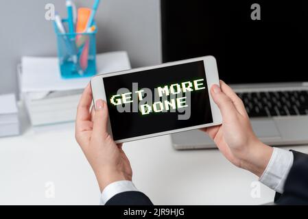 Sottotitoli concettuali più fatti. Concetto significato Checklist Organizzazione Gestione del tempo inizio lavoro duro atto seduta Businesswoman Holding cellulare Foto Stock