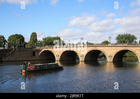 Narrowboat passando sotto il ponte di Worcester sul fiume Severn a Worcester, Inghilterra, Regno Unito. Foto Stock