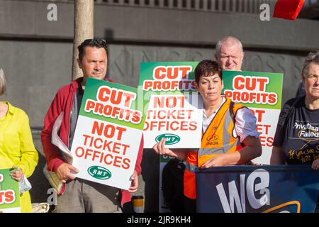 Londra, Inghilterra, Regno Unito. 23rd ago, 2022. I manifestanti della campagna IT di We Own e la RMT hanno condotto una dimostrazione al di fuori di Kings Cross Station contro l'imminente chiusura di migliaia di biglietterie nella rete ferroviaria del Regno Unito. (Credit Image: © Tayfun Salci/ZUMA Press Wire) Foto Stock