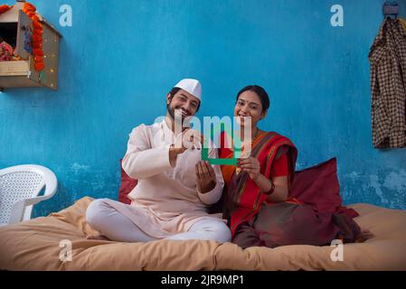 Coppia maharashtria con la loro nuova casa da sogno in mano Foto Stock