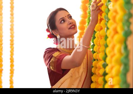 Ritratto di una bella donna maharashtria in costume tradizionale Foto Stock