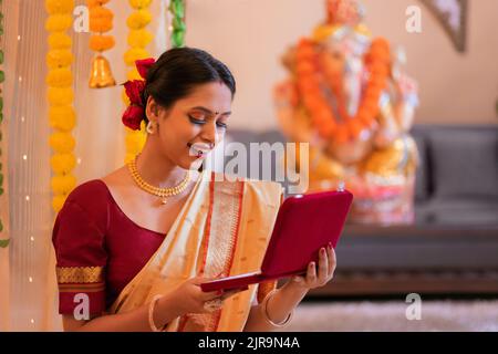 Ritratto di una felice donna Maharashtrian in abito tradizionale con una scatola di gioielli in occasione di Ganesh Chaturthi Foto Stock