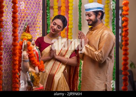 Coppia maharashtriana che prega a Lord Ganesha Foto Stock