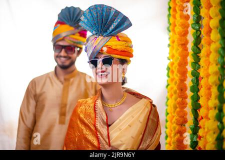 Ritratto di una coppia maharashtria con turbante e vetro solare Foto Stock