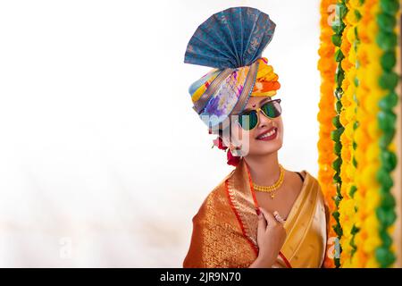 Ritratto di una allegra donna maharashtria con turbante e sole Foto Stock