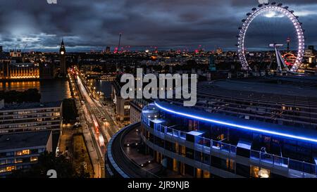 Lo skyline di Westminster a Londra al tramonto. Foto Stock