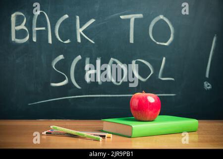 Torna al tema della scuola utilizzando forniture scolastiche e lavagna. Ora di scuola Foto Stock