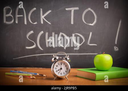 Torna al tema della scuola utilizzando forniture scolastiche e lavagna. Ora di scuola Foto Stock