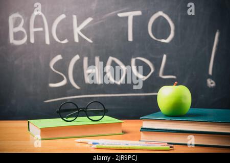 Torna al tema della scuola utilizzando forniture scolastiche e lavagna. Ora di scuola Foto Stock