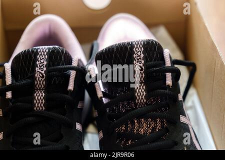 Tyumen, Russia-17 agosto 2022: Scarpe da running donna con logo ASICS patriot 12. Messa a fuoco selettiva Foto Stock