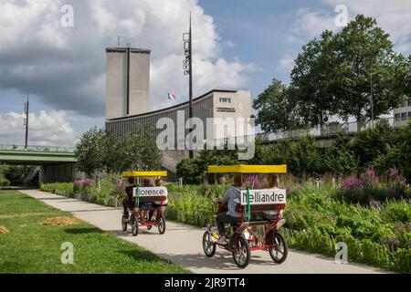 Rouen (Normandia, Francia settentrionale): quadriacicli turistici in affitto sulla passerella lungo la riva sinistra del fiume Senna. Sullo sfondo, l'edificio Foto Stock