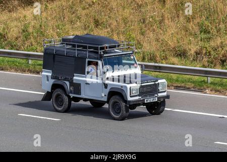 2012 nero bianco multicolore personalizzato modificato Land River Defender 110 Hard Top TD; viaggiando sull'autostrada M6 UK Foto Stock