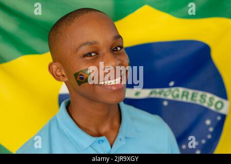 Ritratto di felice afro americano adolescente maschio con bandiera del brasile Foto Stock