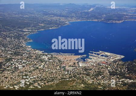 La Ciotat (Francia sud-orientale): Vista aerea del porto, dei cantieri navali e della città di fronte alla baia di la Ciotat, eletta baia più bella in th Foto Stock