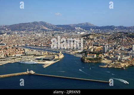 Marsiglia (Francia sud-orientale): Vista aerea della città e del Porto Vecchio in estate. Liner lungo la banchina e barche a vela ormeggiate al pontile Foto Stock